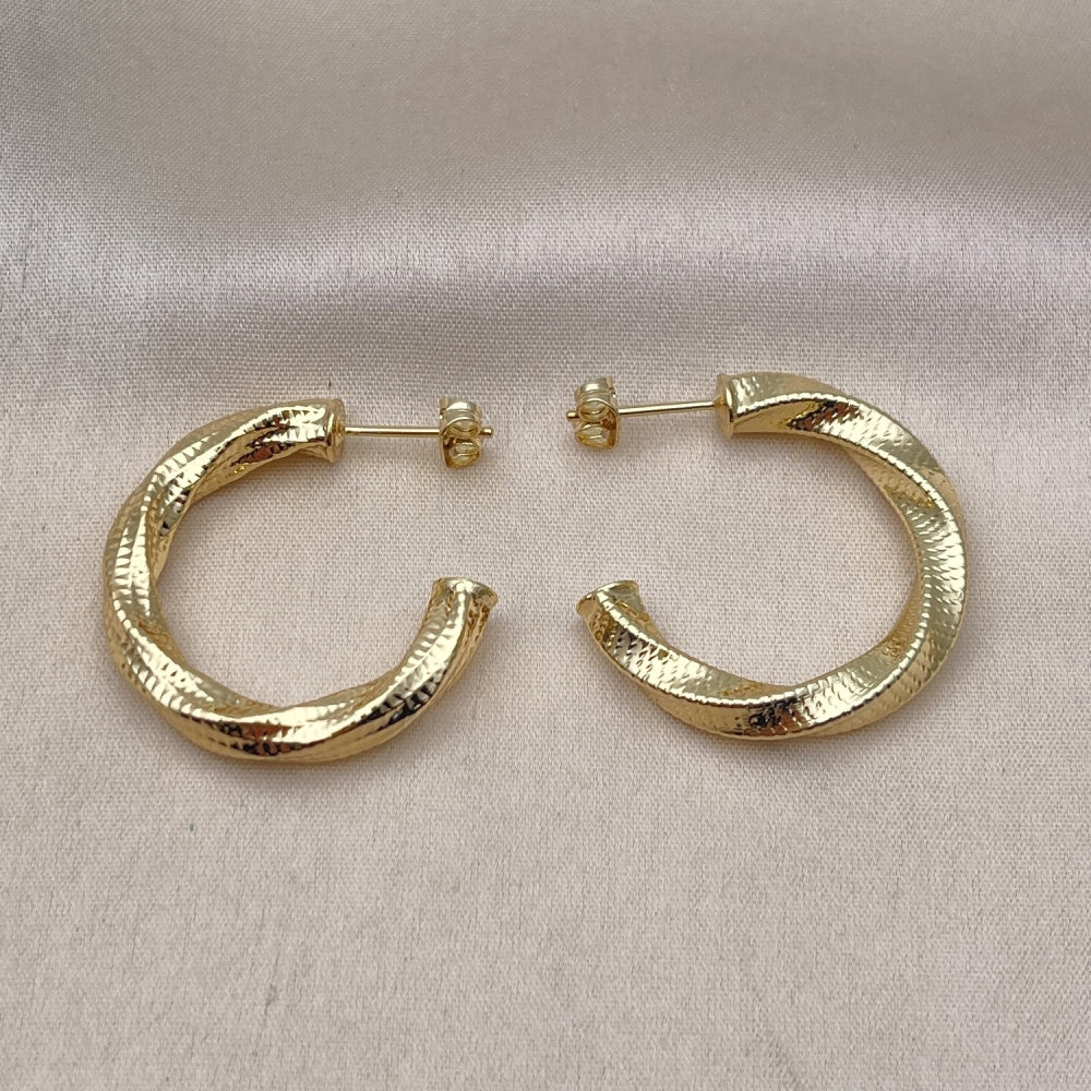 Oro Laminado Medium Hoop, Gold Filled Style Twist and Hollow Design, Diamond Cutting Finish, Golden Finish