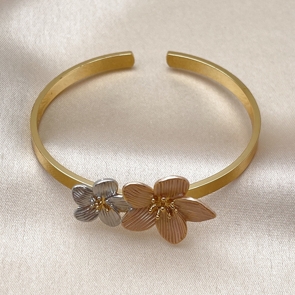 Oro Laminado Individual Bangle, Gold Filled Style Flower Design, Diamond Cutting Finish, Tricolor
