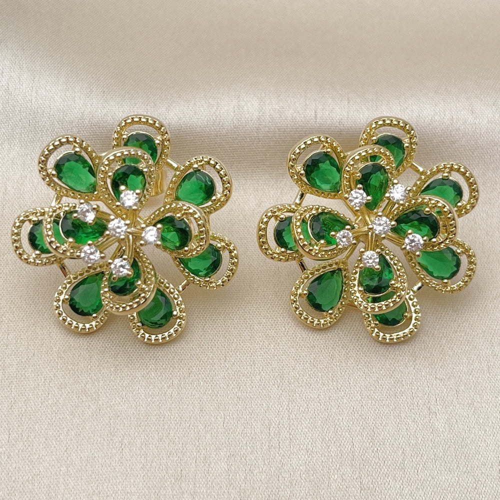 Oro Laminado Stud Earring, Gold Filled Style Flower and Teardrop Design, with Green and White Cubic Zirconia, Diamond Cutting Finish, Golden Finish
