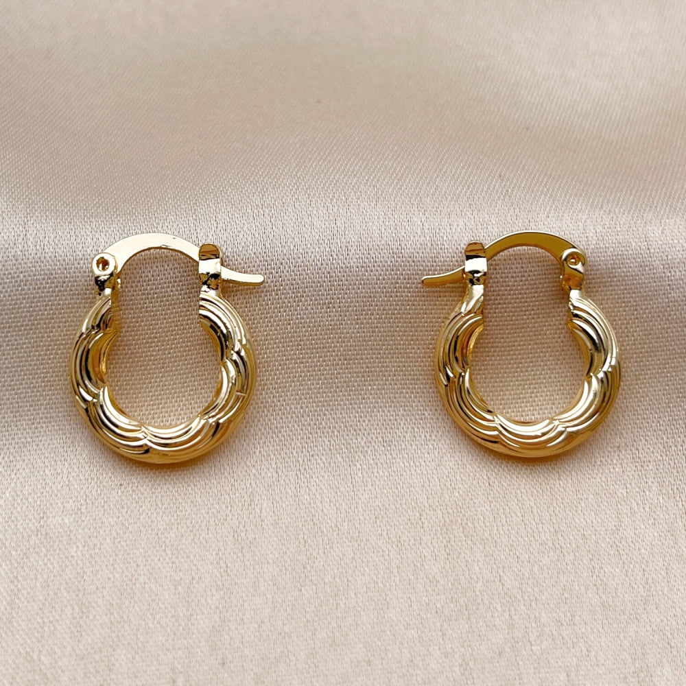 Oro Laminado Small Hoop, Gold Filled Style Diamond Cutting Finish, Golden Finish