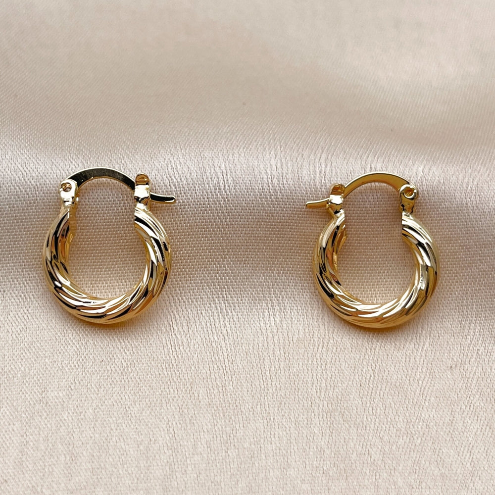 Oro Laminado Medium Hoop, Gold Filled Style Hollow Design, Diamond Cutting Finish, Golden Finish