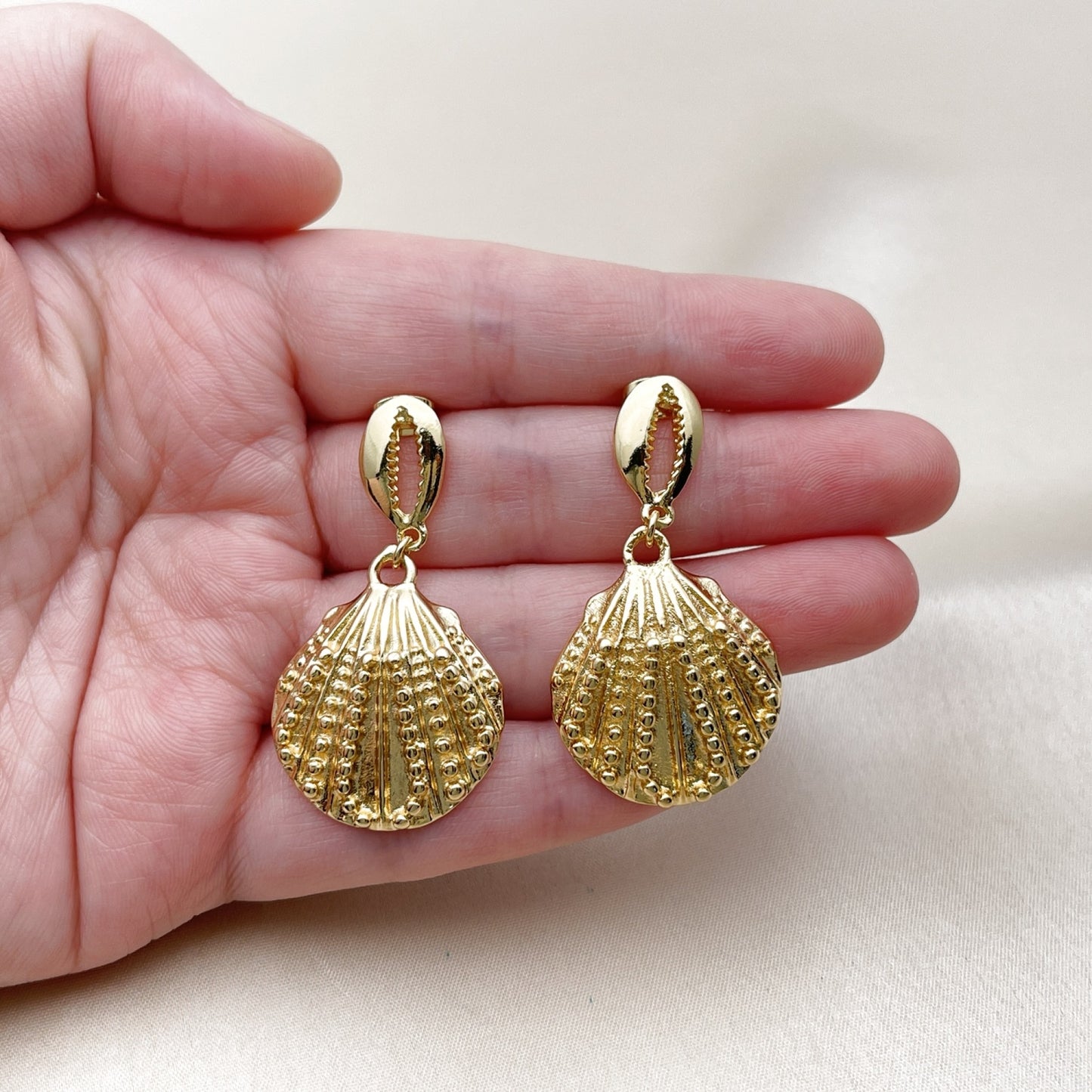 Oro Laminado Dangle Earring, Gold Filled Style Shell Design, Polished, Golden Finish