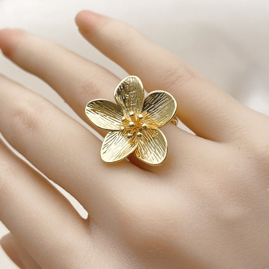 Oro Laminado Elegant Ring, Gold Filled Style Flower Design, Diamond Cutting Finish