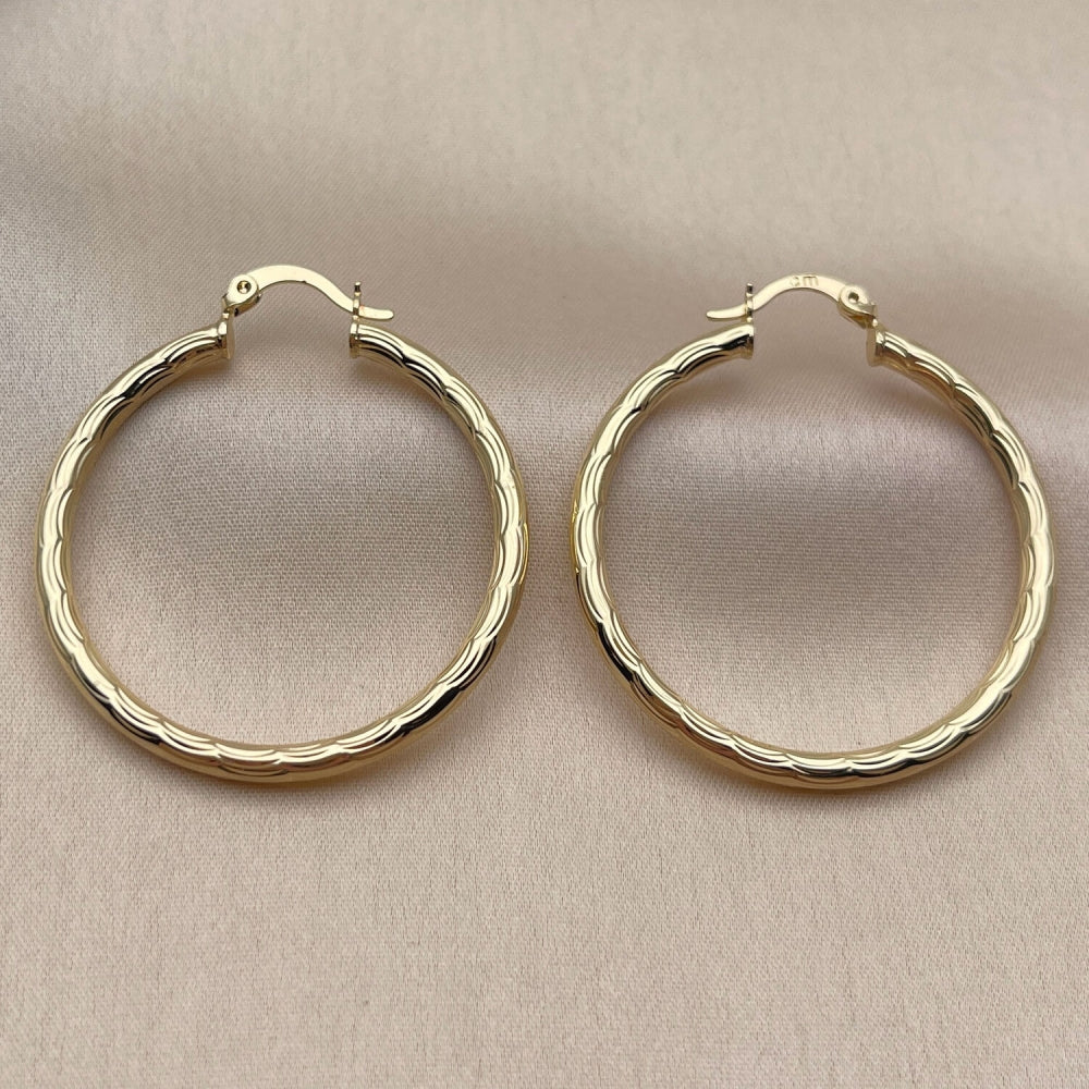 Oro Laminado Medium Hoop, Gold Filled Style Diamond Cutting Finish, Golden Finish