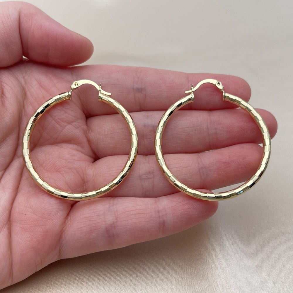 Oro Laminado Medium Hoop, Gold Filled Style Diamond Cutting Finish, Golden Finish