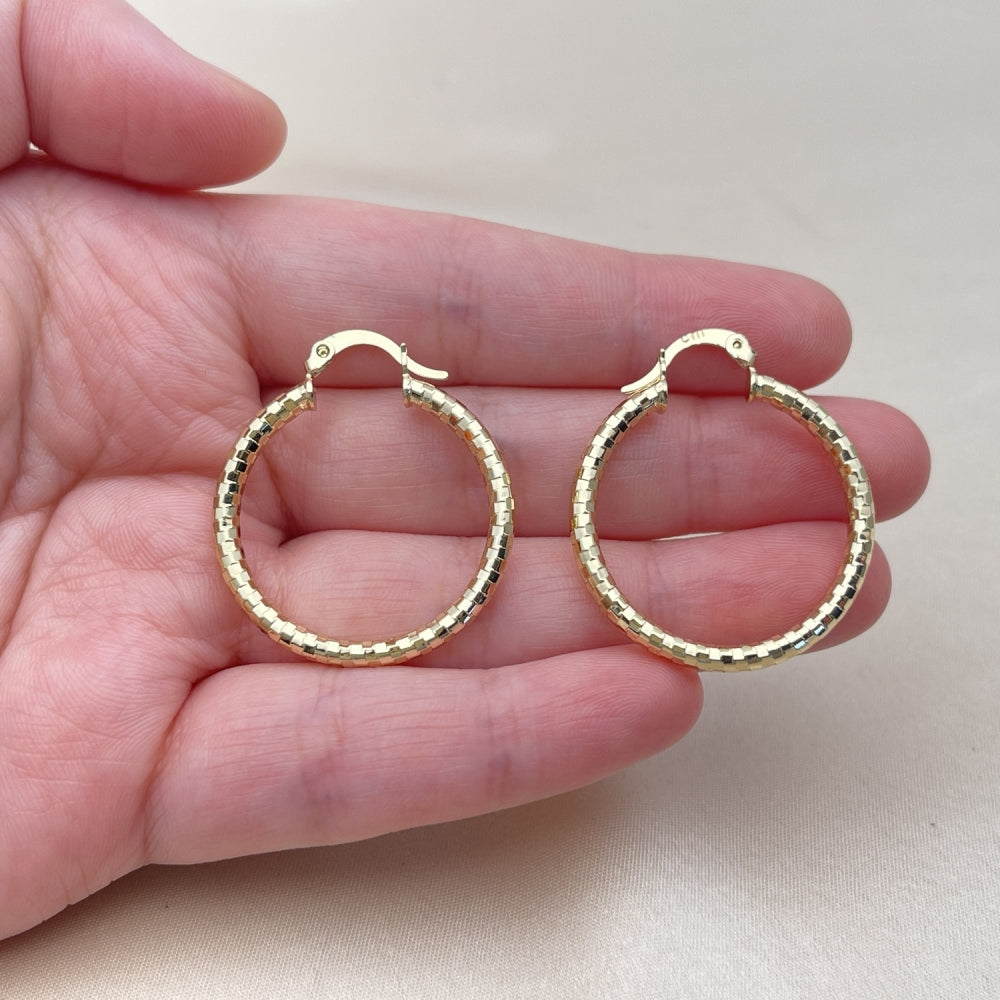 Oro Laminado Medium Hoop, Gold Filled Style Hollow Design, Diamond Cutting Finish, Golden Finish