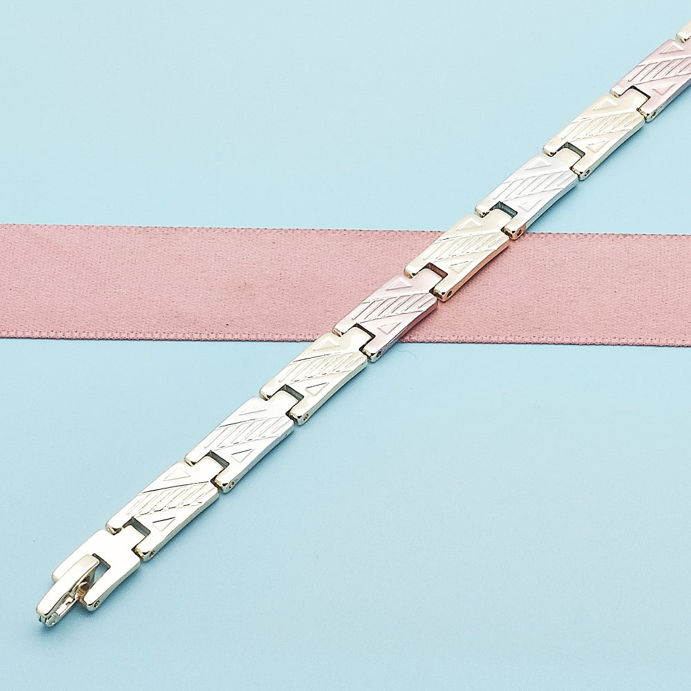 Oro Laminado Solid Bracelet, Gold Filled Style Diamond Cutting Finish, Tricolor