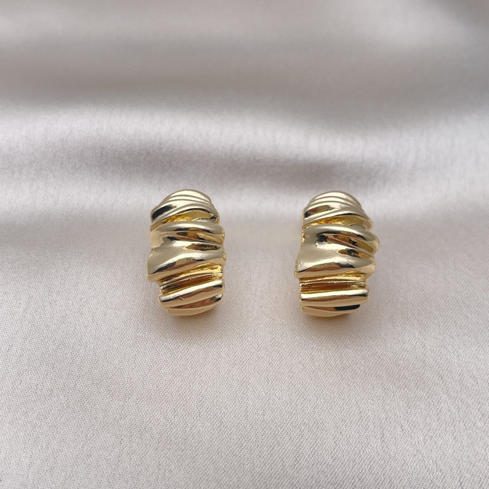 Oro Laminado Stud Earring, Gold Filled Style Diamond Cutting Finish, Golden Finish