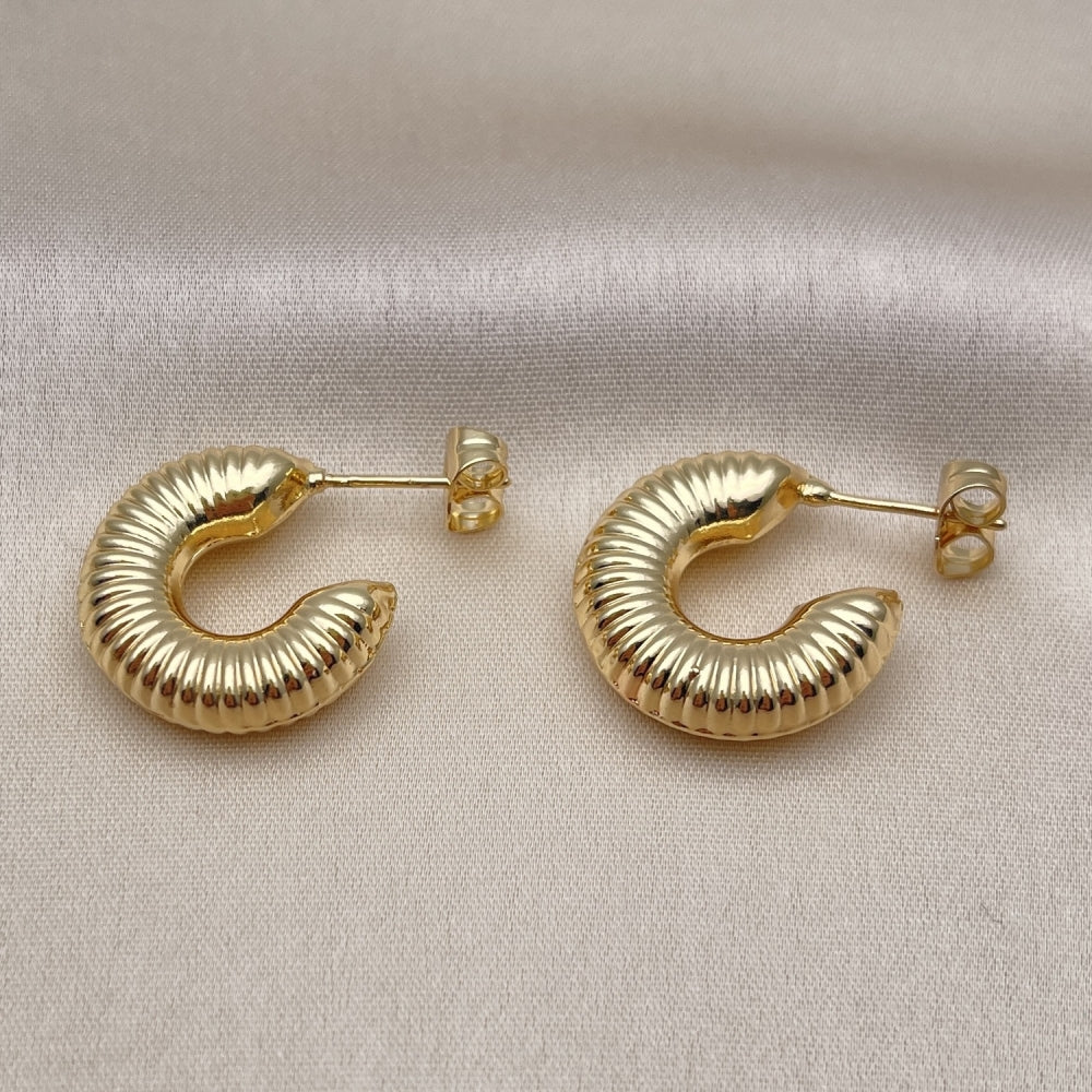Oro Laminado Small Hoop, Gold Filled Style Hollow Design, Diamond Cutting Finish, Golden Finish