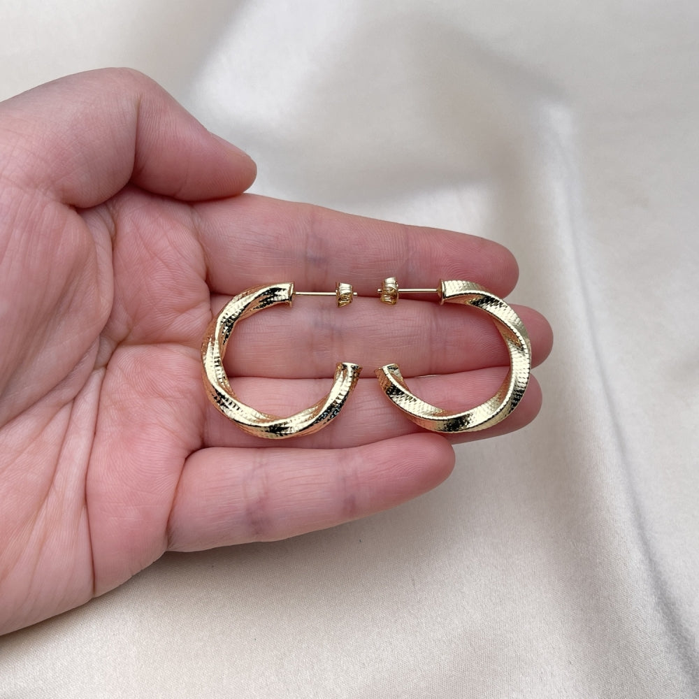 Oro Laminado Medium Hoop, Gold Filled Style Twist and Hollow Design, Diamond Cutting Finish, Golden Finish