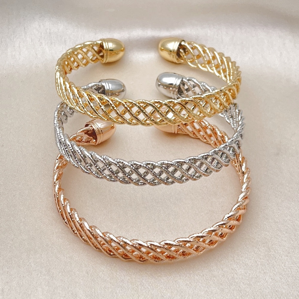 Oro Laminado Trio Bangle, Gold Filled Style Twist Design, Diamond Cutting Finish, Tricolor