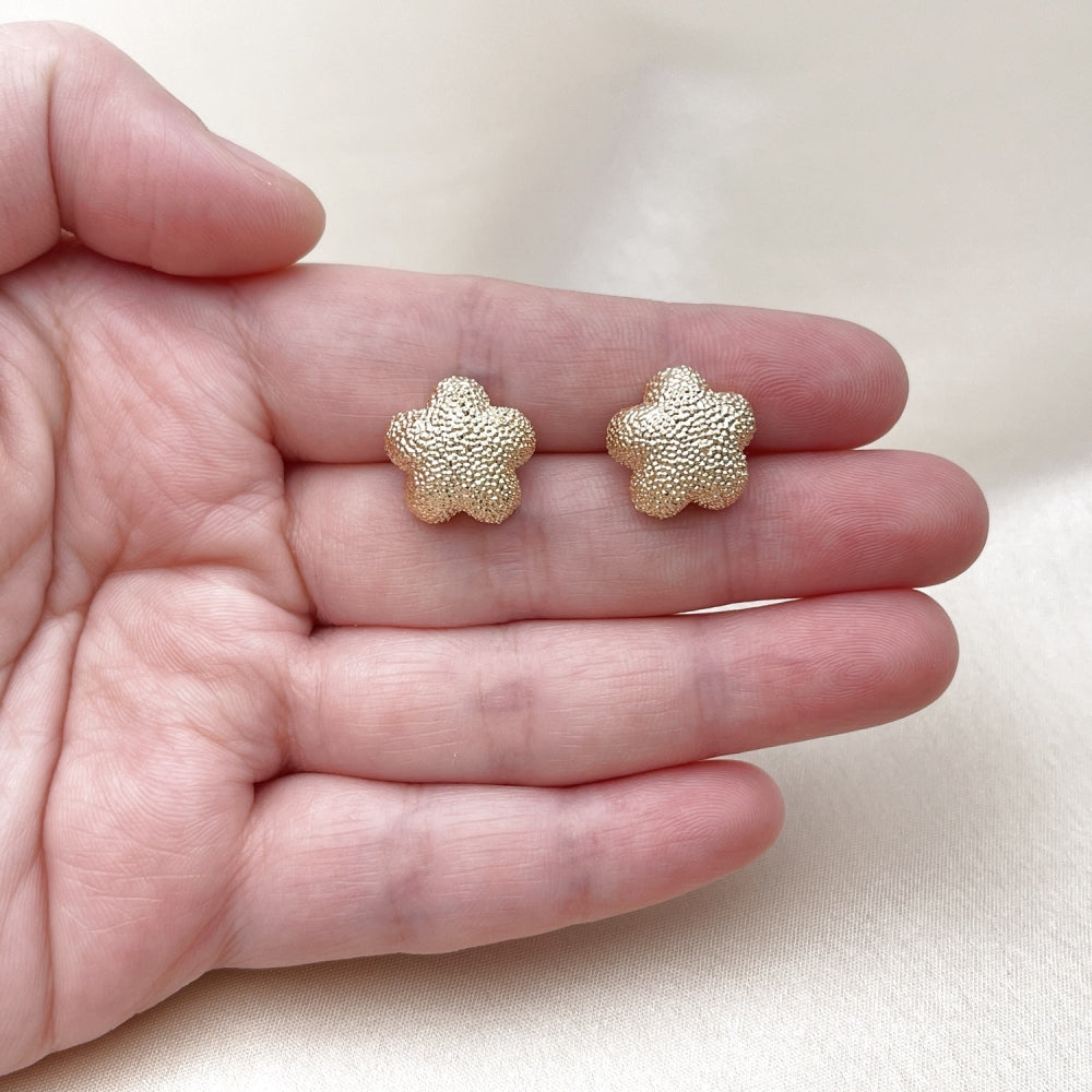 Oro Laminado Stud Earring, Gold Filled Style Flower Design, Matte Finish, Golden Finish