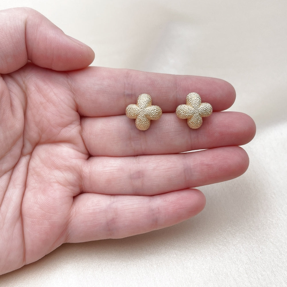 Oro Laminado Stud Earring, Gold Filled Style Flower and Four-leaf Clover Design, Matte Finish, Golden Finish