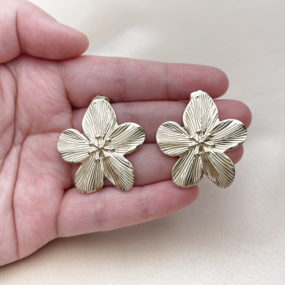 Oro Laminado Stud Earring, Gold Filled Style Flower Design, Diamond Cutting Finish, Golden Finish