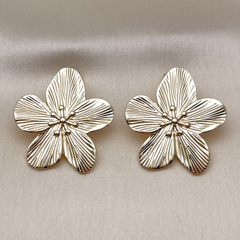 Oro Laminado Stud Earring, Gold Filled Style Flower Design, Diamond Cutting Finish, Golden Finish