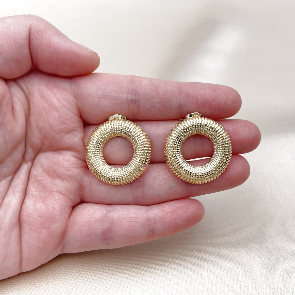 Oro Laminado Stud Earring, Gold Filled Style Diamond Cutting Finish, Golden Finish