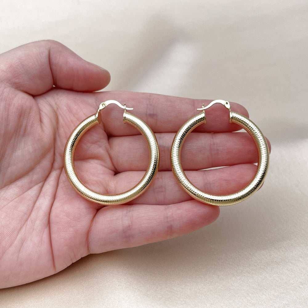 Oro Laminado Medium Hoop, Gold Filled Style Hollow Design, Diamond Cutting Finish, Golden Finish