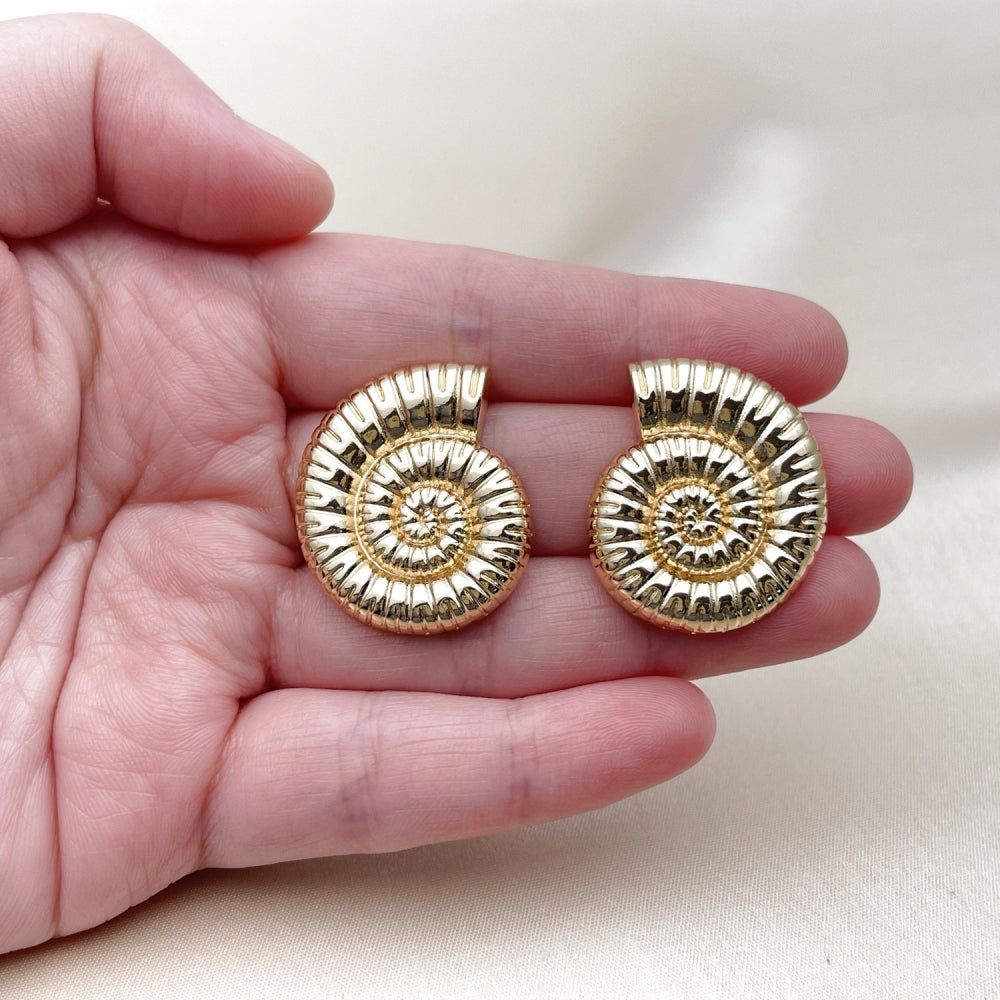 Oro Laminado Stud Earring, Gold Filled Style Snail Design, Polished, Golden Finish