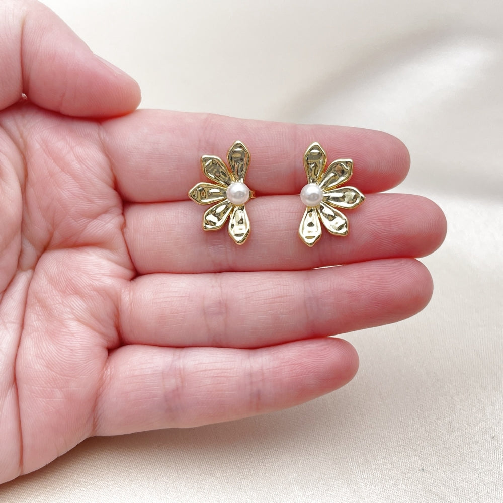 Oro Laminado Stud Earring, Gold Filled Style Flower and Ball Design, with Ivory Pearl, Polished, Golden Finish