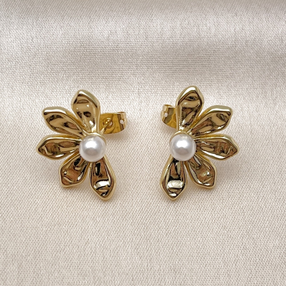 Oro Laminado Stud Earring, Gold Filled Style Flower and Ball Design, with Ivory Pearl, Polished, Golden Finish