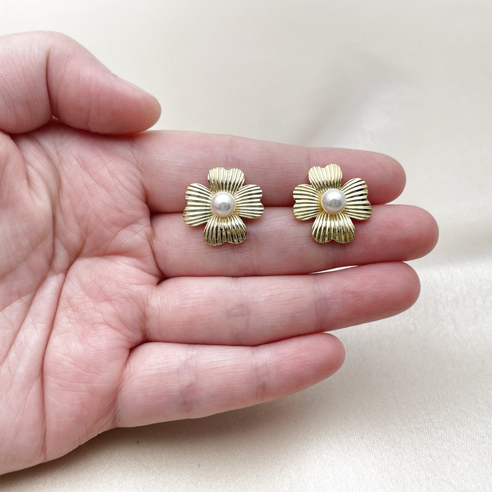 Oro Laminado Stud Earring, Gold Filled Style Flower Design, with Ivory Pearl, Diamond Cutting Finish, Golden Finish