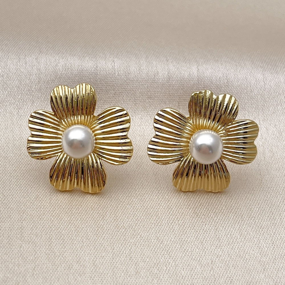 Oro Laminado Stud Earring, Gold Filled Style Flower Design, with Ivory Pearl, Diamond Cutting Finish, Golden Finish