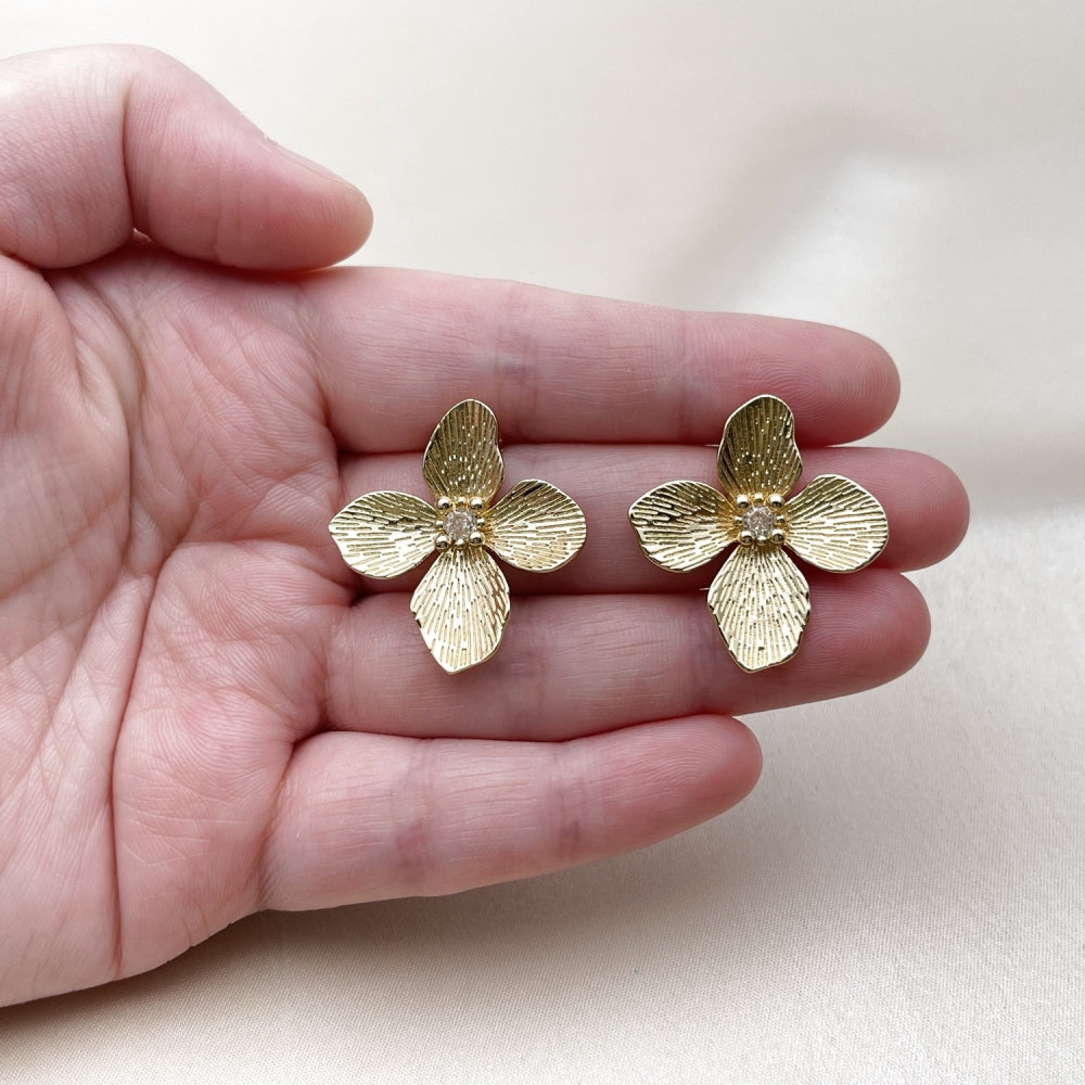 Oro Laminado Stud Earring, Gold Filled Style Flower Design, with White Cubic Zirconia, Diamond Cutting Finish, Golden Finish