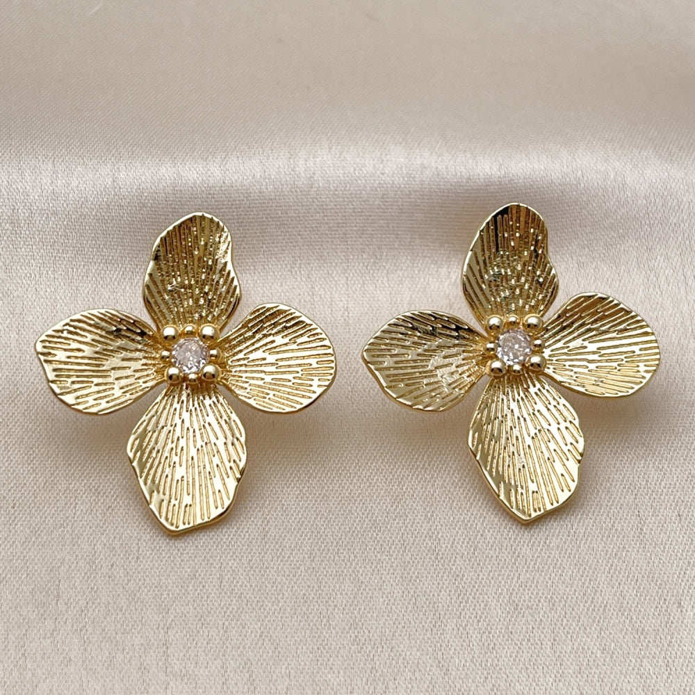 Oro Laminado Stud Earring, Gold Filled Style Flower Design, with White Cubic Zirconia, Diamond Cutting Finish, Golden Finish