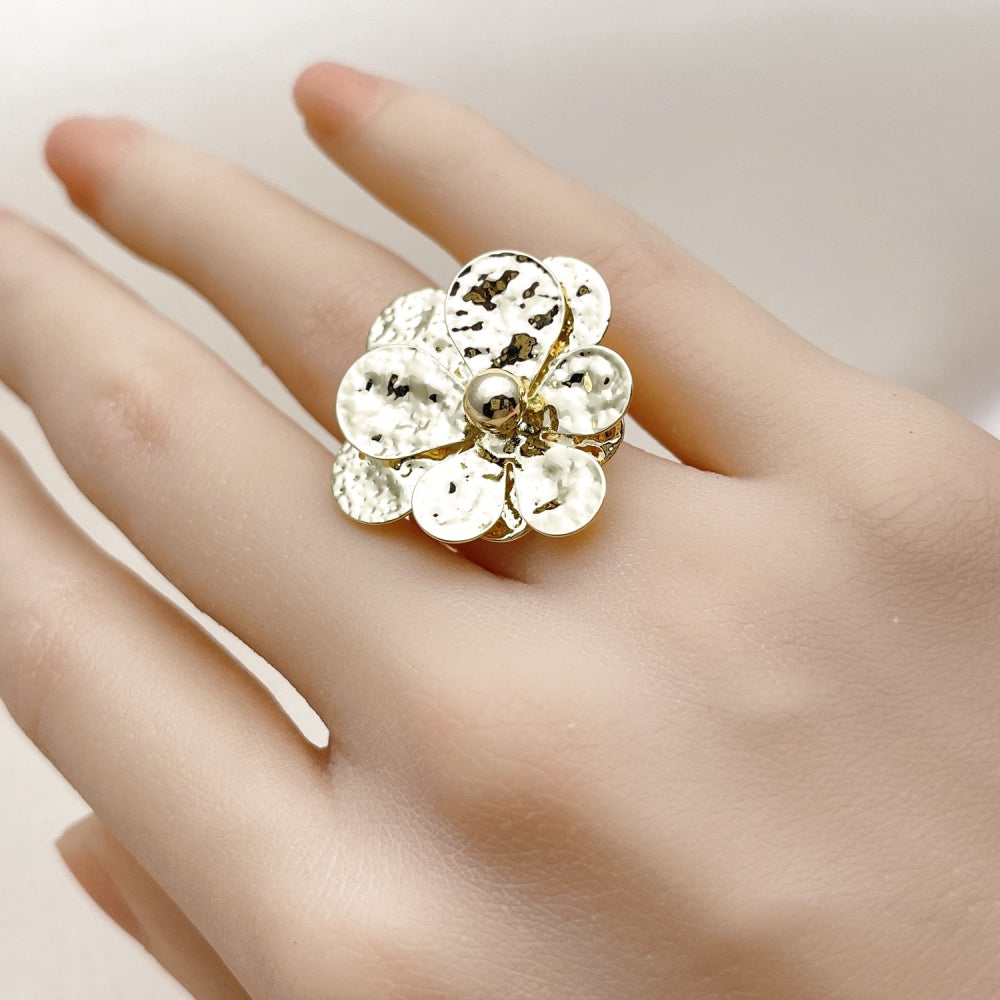 Oro Laminado Elegant Ring, Gold Filled Style Flower Design, Diamond Cutting Finish, Golden Finish