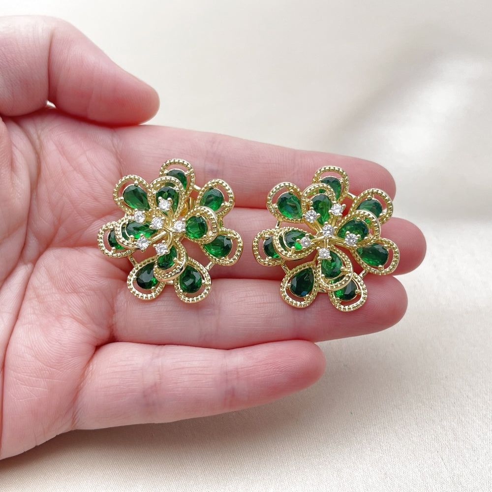 Oro Laminado Stud Earring, Gold Filled Style Flower and Teardrop Design, with Green and White Cubic Zirconia, Diamond Cutting Finish, Golden Finish