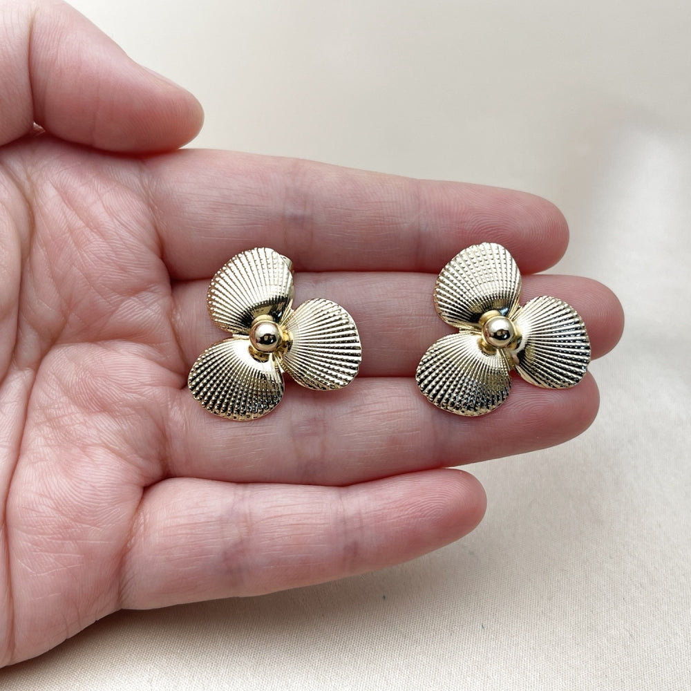 Oro Laminado Stud Earring, Gold Filled Style Flower Design, Diamond Cutting Finish, Golden Finish