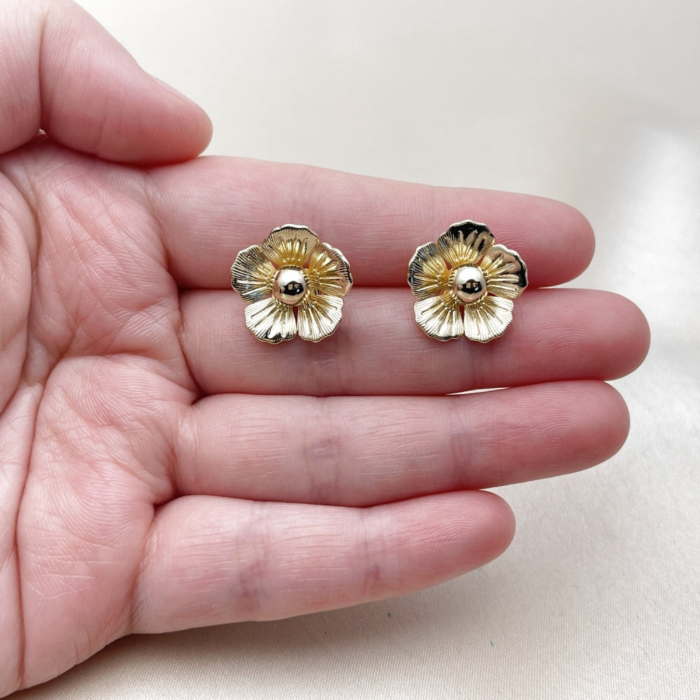 Oro Laminado Stud Earring, Gold Filled Style Flower Design, Diamond Cutting Finish, Golden Finish