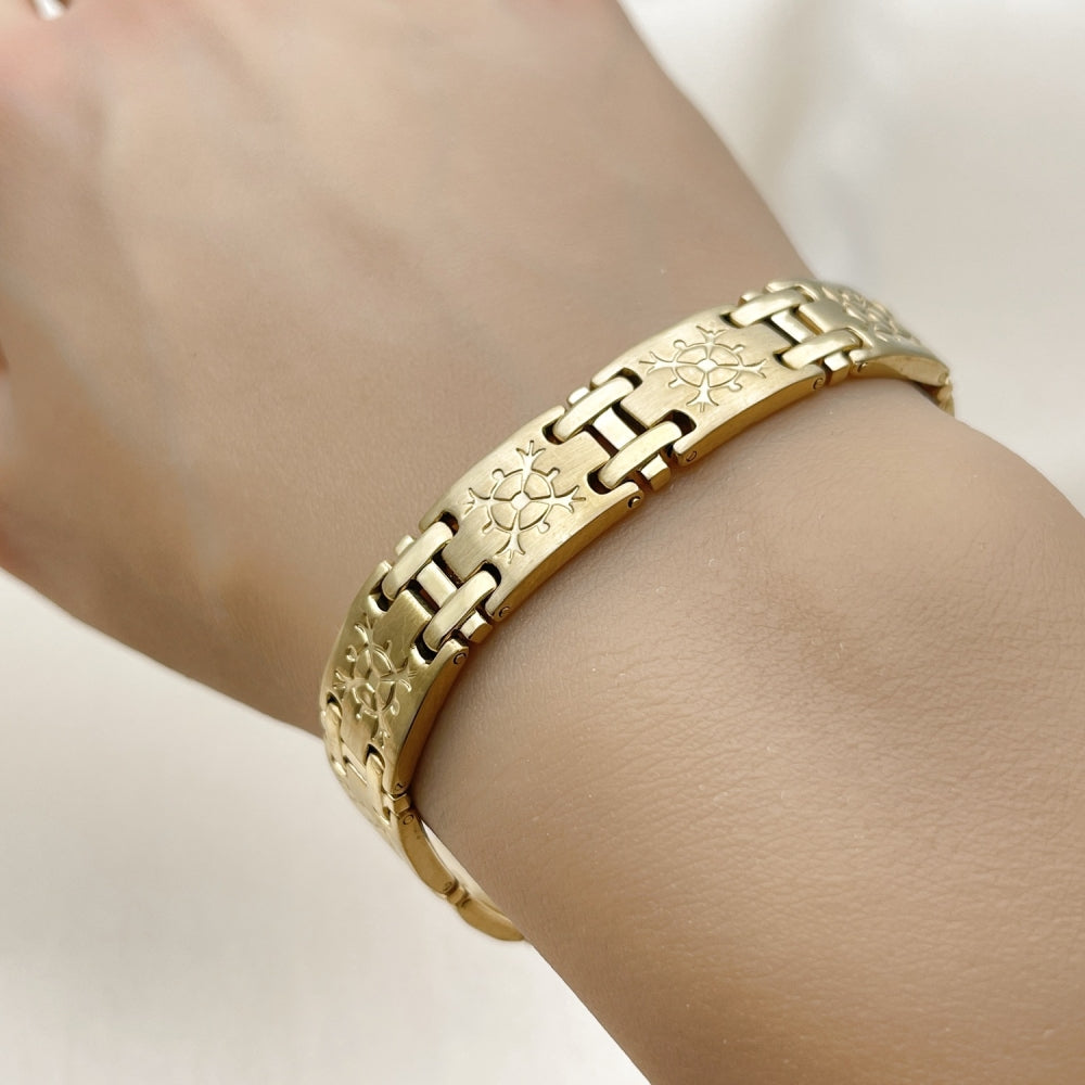 Oro Laminado Solid Bracelet, Gold Filled Style Diamond Cutting Finish, Golden Finish