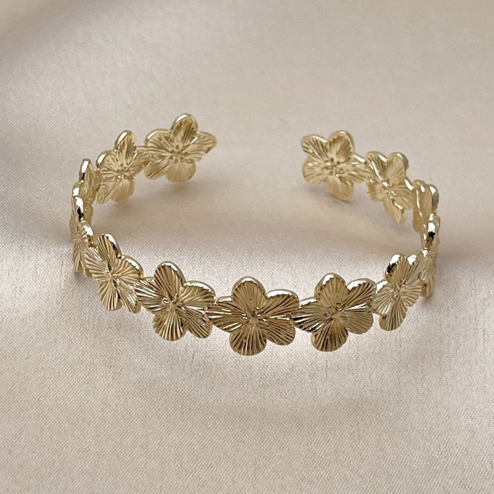 Oro Laminado Individual Bangle, Gold Filled Style Flower Design, Diamond Cutting Finish, Golden Finish