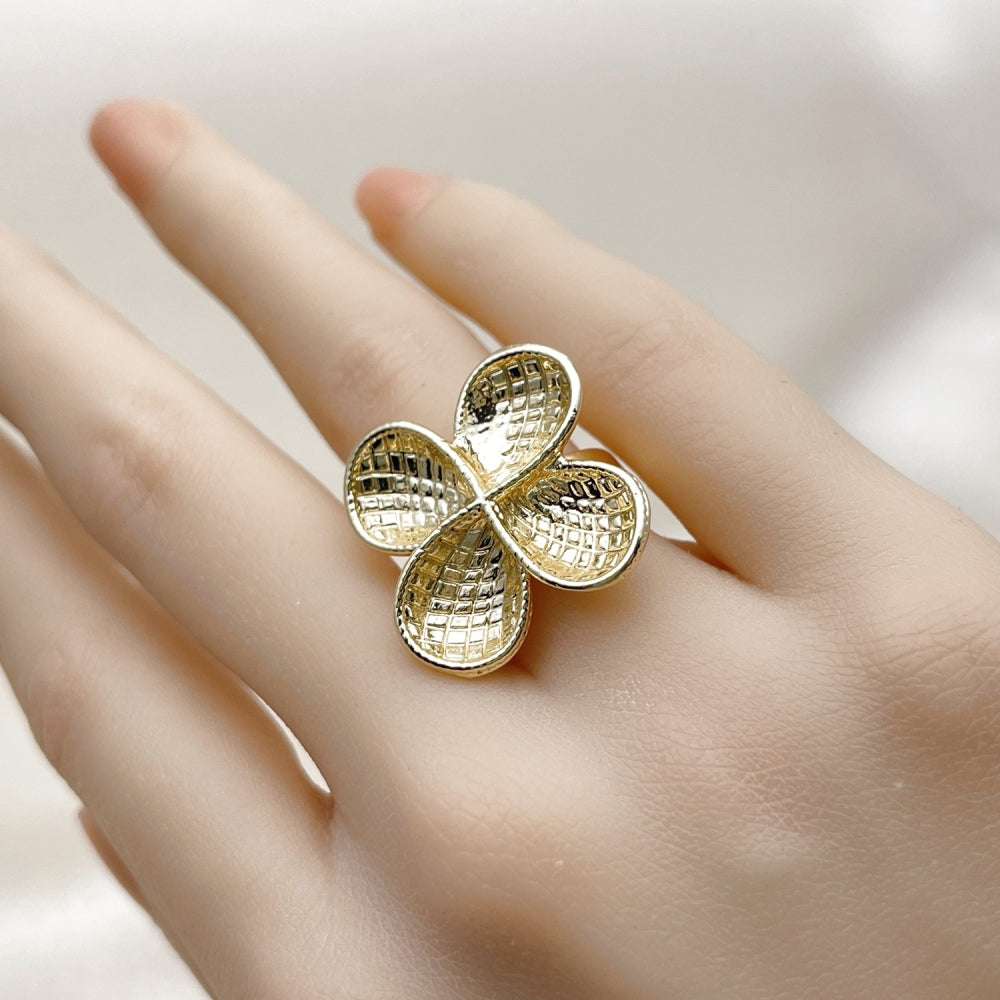 Oro Laminado Elegant Ring, Gold Filled Style Four-leaf Clover Design, Diamond Cutting Finish, Golden Finish