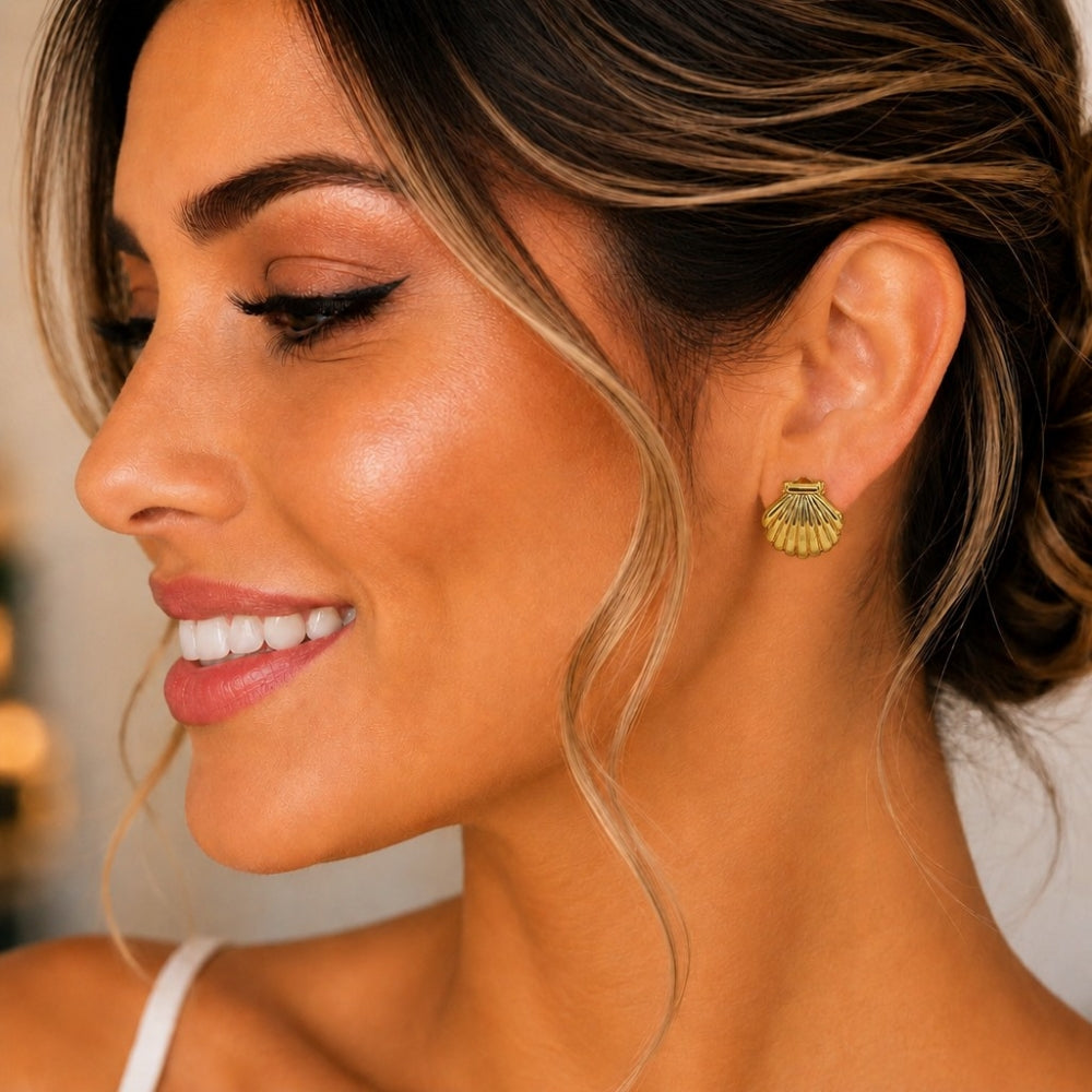 Oro Laminado Stud Earring, Gold Filled Style Shell and Hollow Design, Polished, Golden Finish