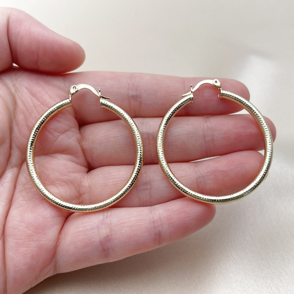 Oro Laminado Medium Hoop, Gold Filled Style Hollow Design, Diamond Cutting Finish, Golden Finish