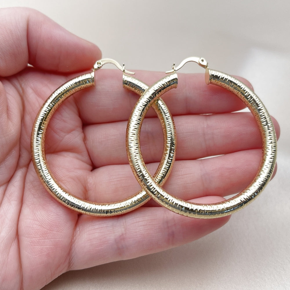 Oro Laminado Medium Hoop, Gold Filled Style Hollow Design, Diamond Cutting Finish, Golden Finish