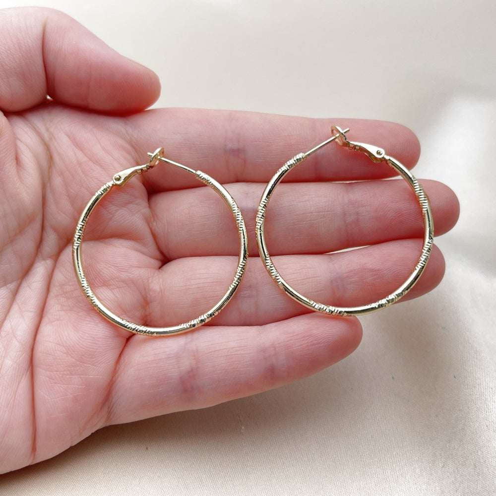 Oro Laminado Medium Hoop, Gold Filled Style Diamond Cutting Finish, Golden Finish