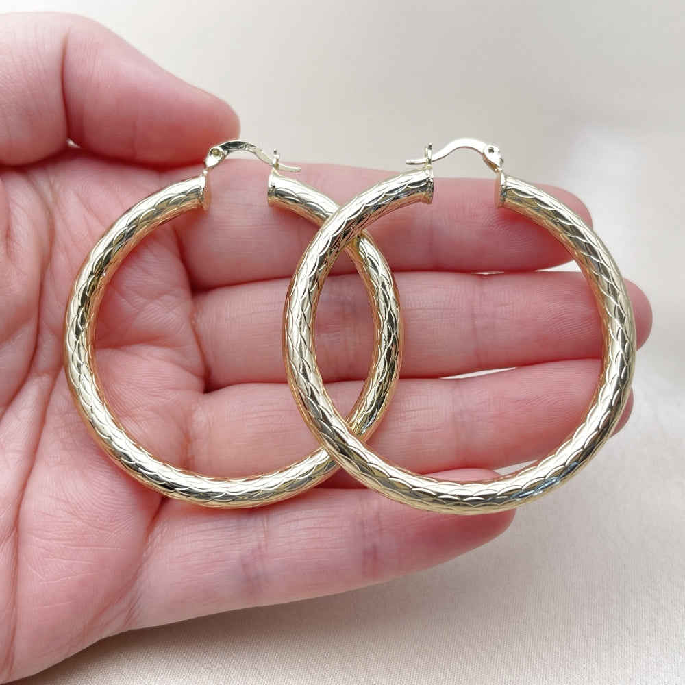 Oro Laminado Medium Hoop, Gold Filled Style Hollow Design, Diamond Cutting Finish, Golden Finish