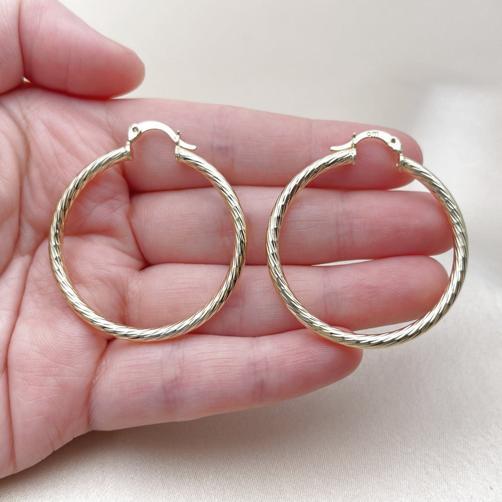 Oro Laminado Medium Hoop, Gold Filled Style Hollow Design, Diamond Cutting Finish, Golden Finish
