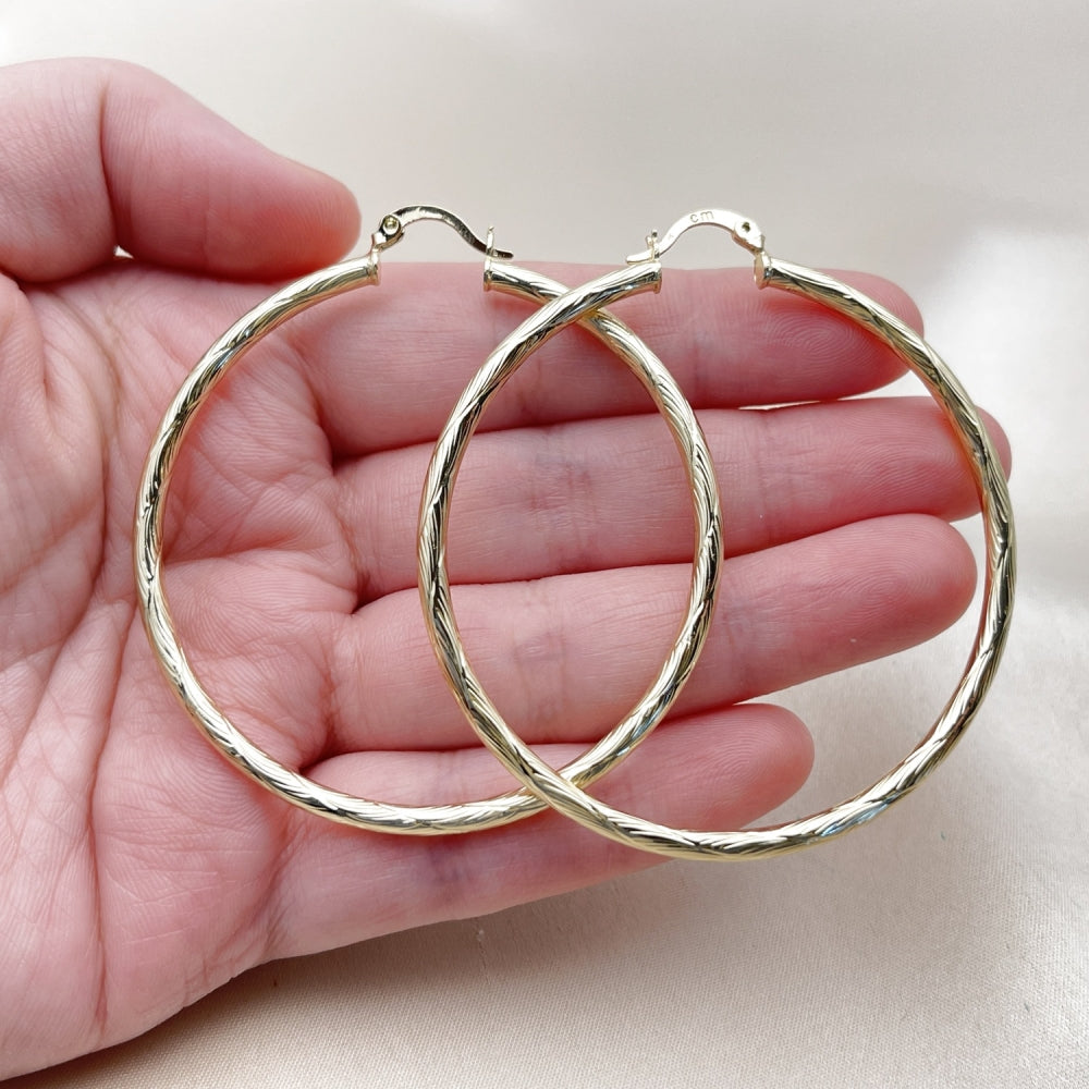 Oro Laminado Medium Hoop, Gold Filled Style Hollow Design, Diamond Cutting Finish, Golden Finish