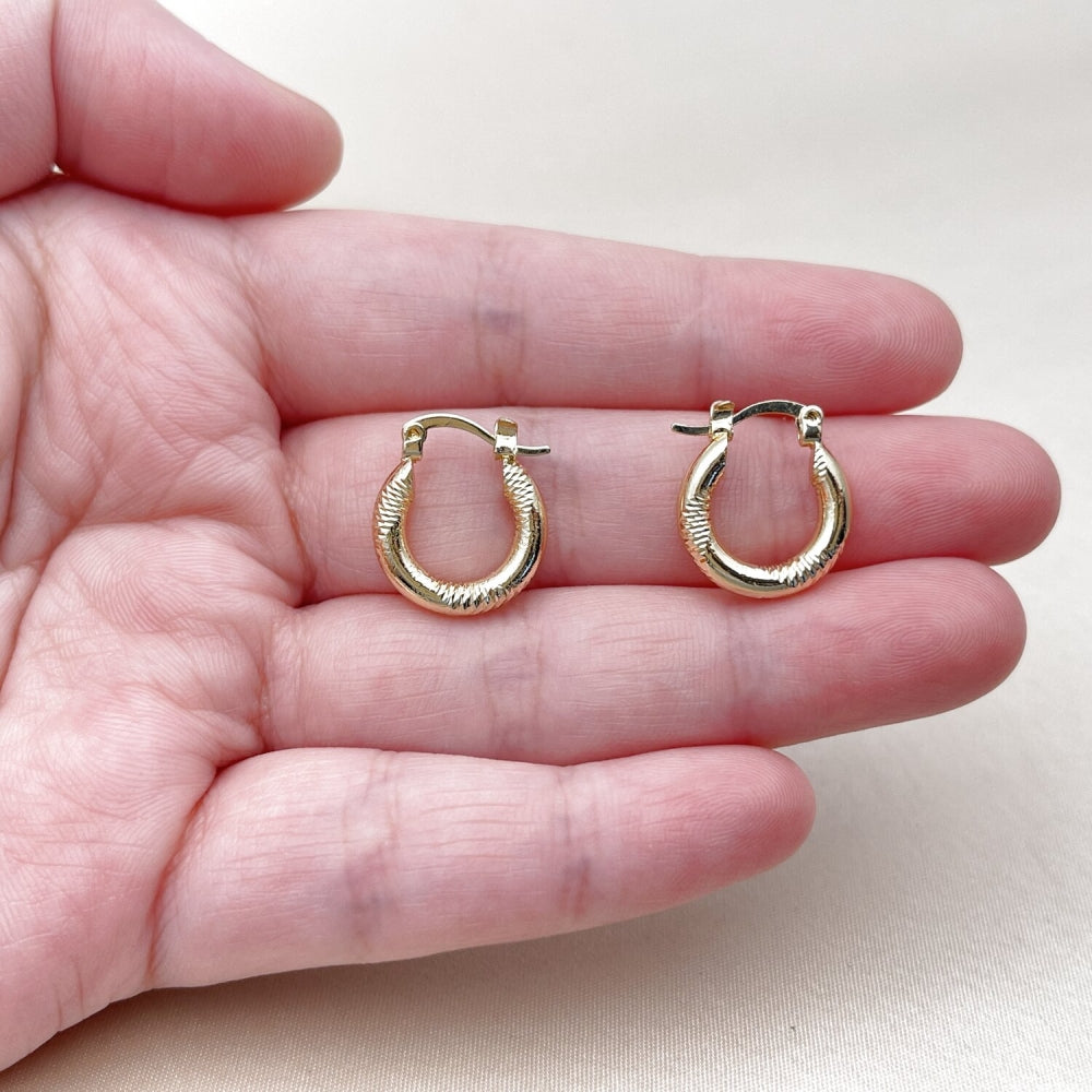 Oro Laminado Medium Hoop, Gold Filled Style Diamond Cutting Finish, Golden Finish