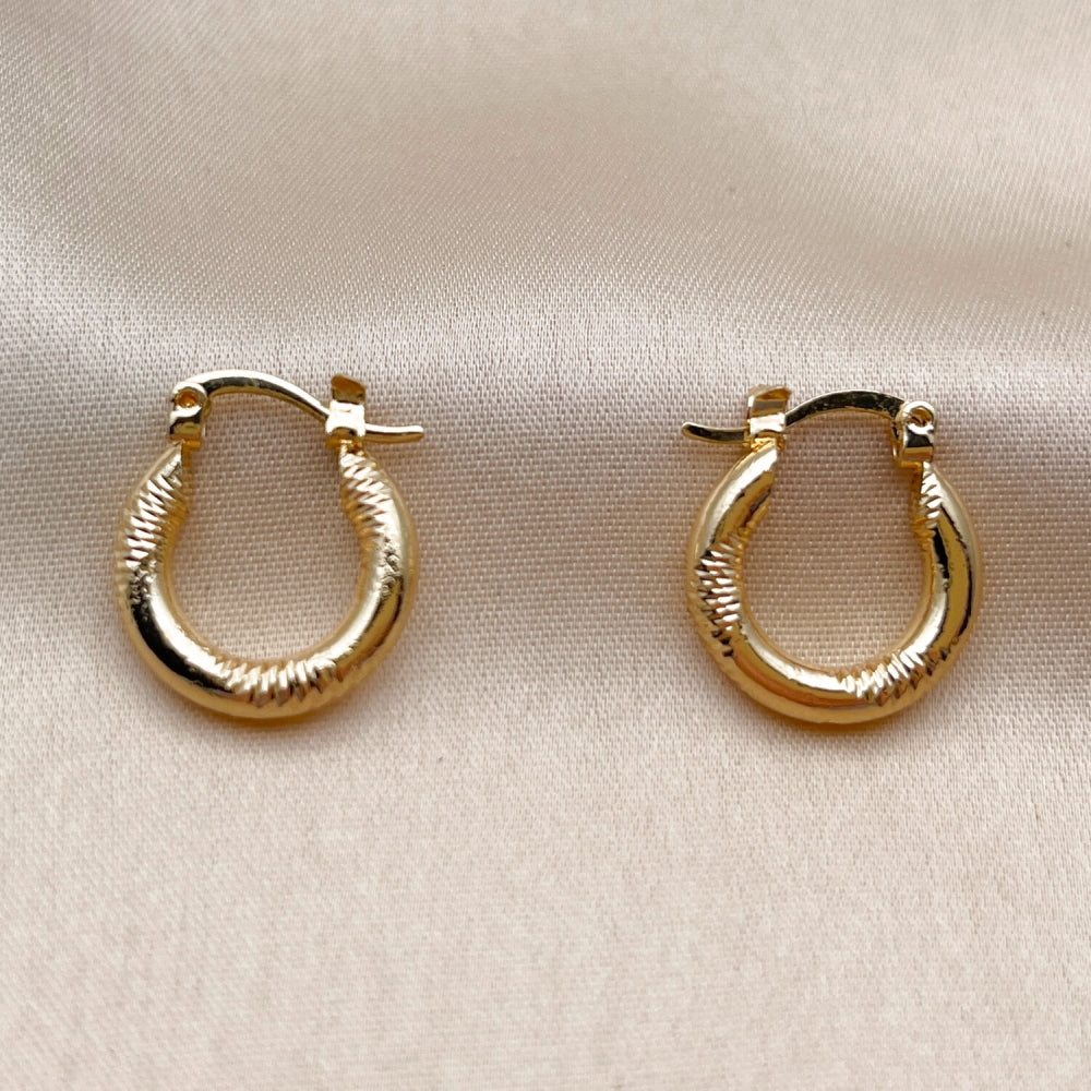 Oro Laminado Medium Hoop, Gold Filled Style Diamond Cutting Finish, Golden Finish