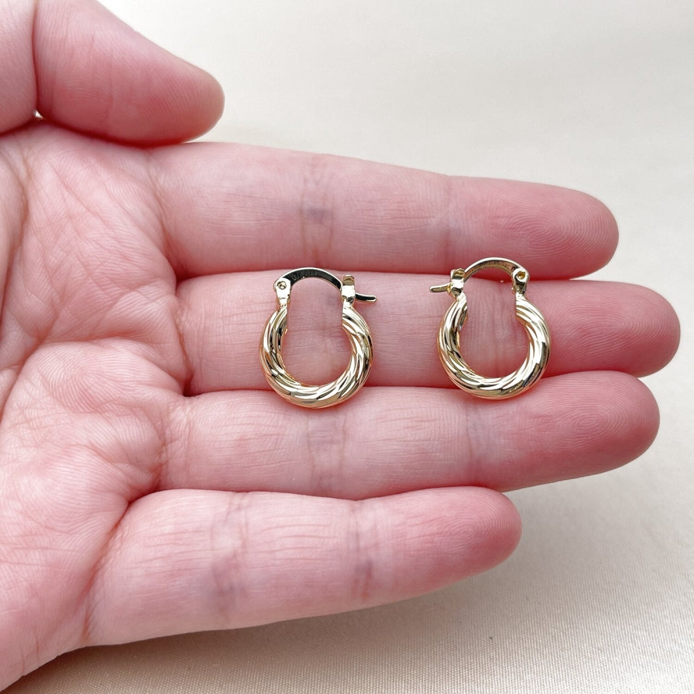 Oro Laminado Medium Hoop, Gold Filled Style Hollow Design, Diamond Cutting Finish, Golden Finish