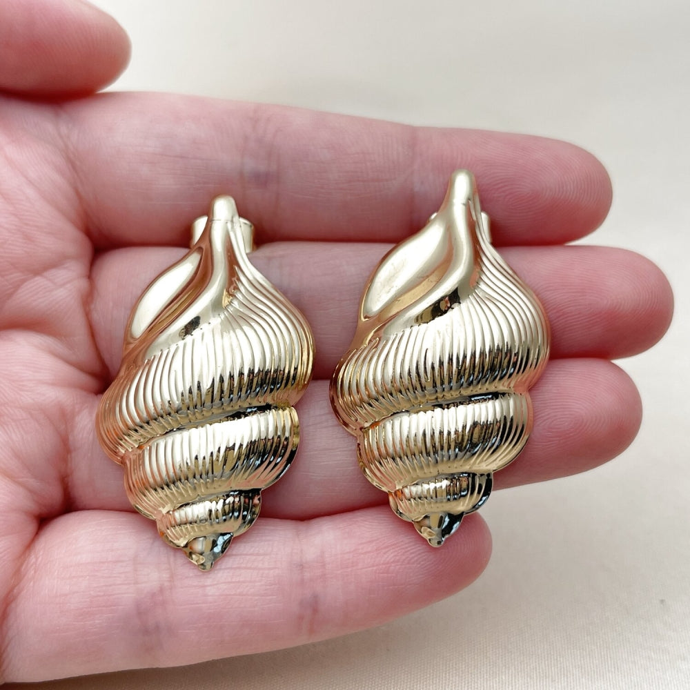 Oro Laminado Stud Earring, Gold Filled Style Snail Design, Polished, Golden Finish