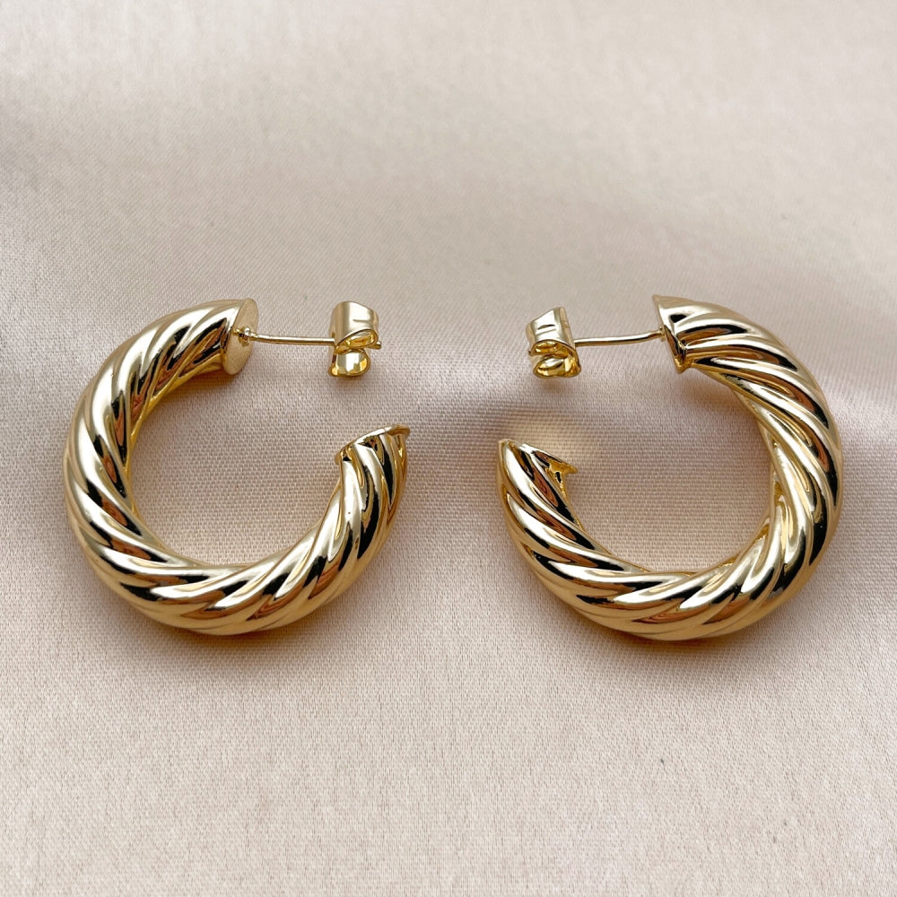 Oro Laminado Stud Earring, Gold Filled Style Hollow and Twist Design, Polished, Golden Finish