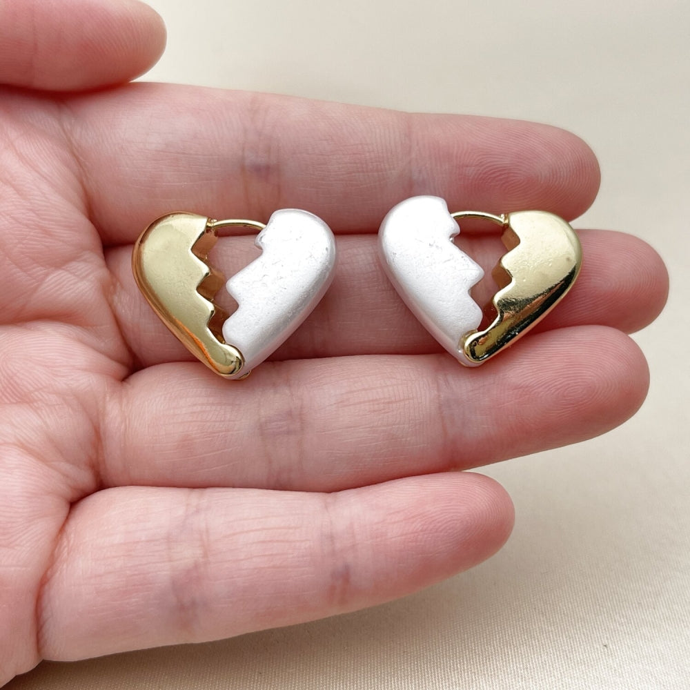 Oro Laminado Huggie Hoop, Gold Filled Style Heart Design, with Ivory Pearl, Polished, Golden Finish