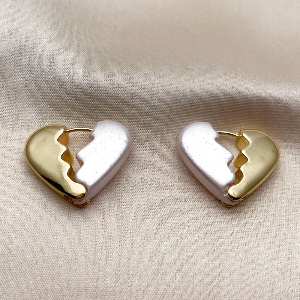 Oro Laminado Huggie Hoop, Gold Filled Style Heart Design, with Ivory Pearl, Polished, Golden Finish