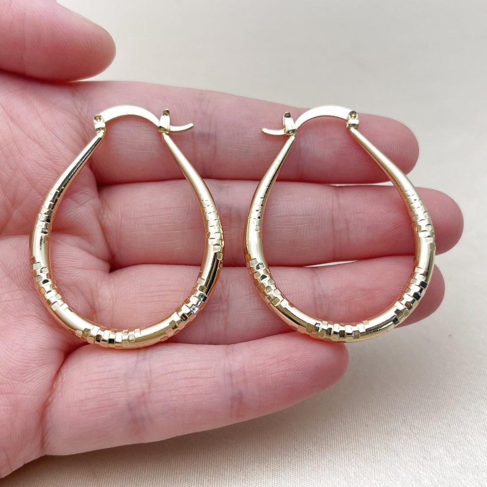 Oro Laminado Medium Hoop, Gold Filled Style Teardrop and Hollow Design, Diamond Cutting Finish, Golden Finish